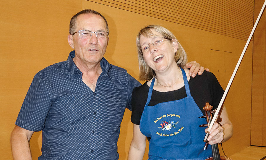 der Leiter des Glurnser Kirchenchores Martin Moriggl, der mit seinem Team die organisatorischen Fäden für das Konzert  gezogen hat, mit der WuM-Obfrau Eva Kiefer 