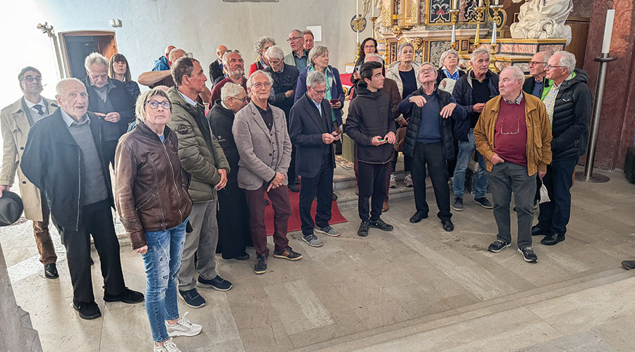 mit großem Interesse verfolgen die Mitglieder des Freundeskreises Marienberg den Ausführung von Helmut Stampfer in der alten Pfarrkirche von Gries