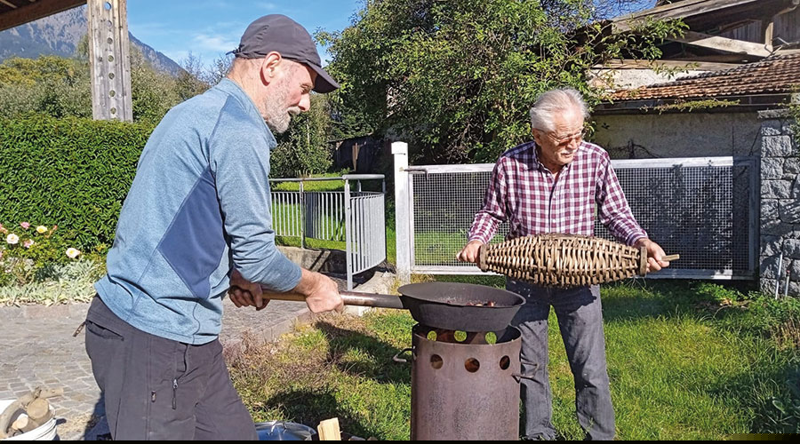 Elmar und Luis beim  Keschntbraten