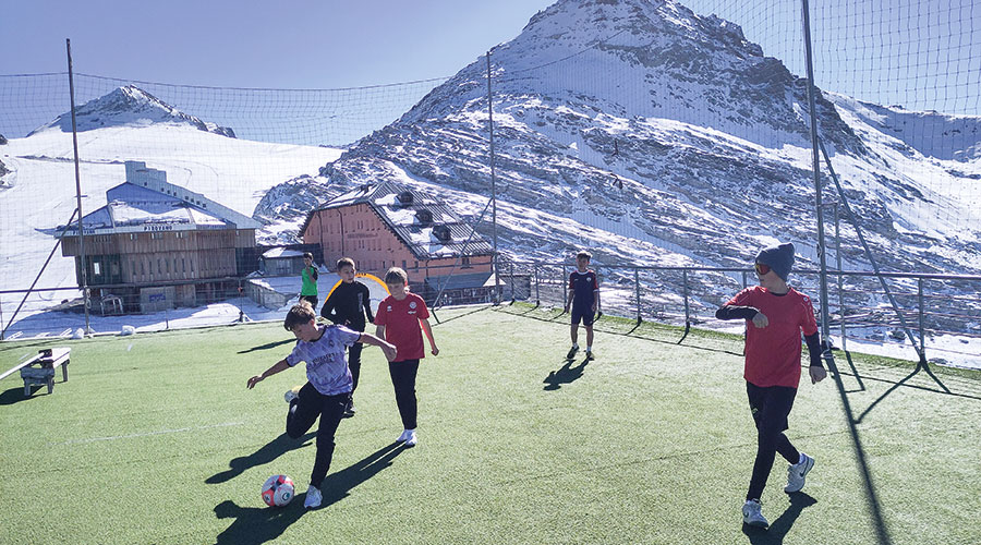 Das spezielle Fußballtraining fand auf 3.020 Metern bei der Baita Ortler von Karlheinz Tschenett statt