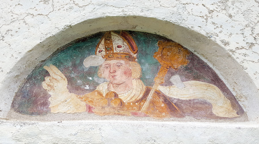 Brustbild des Heiligen Nikolaus in der Nische über der Eingangstür (Archiv Heinrich Moriggl)