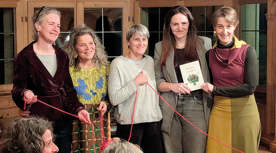 Am Buch über die drei Madln waren viele Frauen beteiligt. Von links Irene Hager, Heidi Clementi, Eva Simeaner (Verlag), Vera Schwarz (Illustrationen) und Brigitte Knapp.