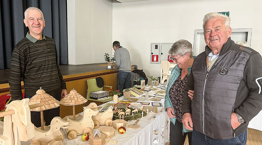 Sepp Kuppelwieser mit Frau Edith begutachten „Schönes aus Holz“ von Jakob Reichegger