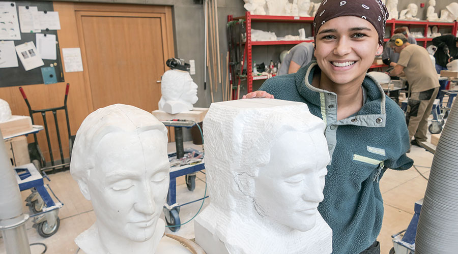 Teilnehmer:innen aus 4 Ländern bearbeiteten Marmorsteine zum Thema „Kopf“.  