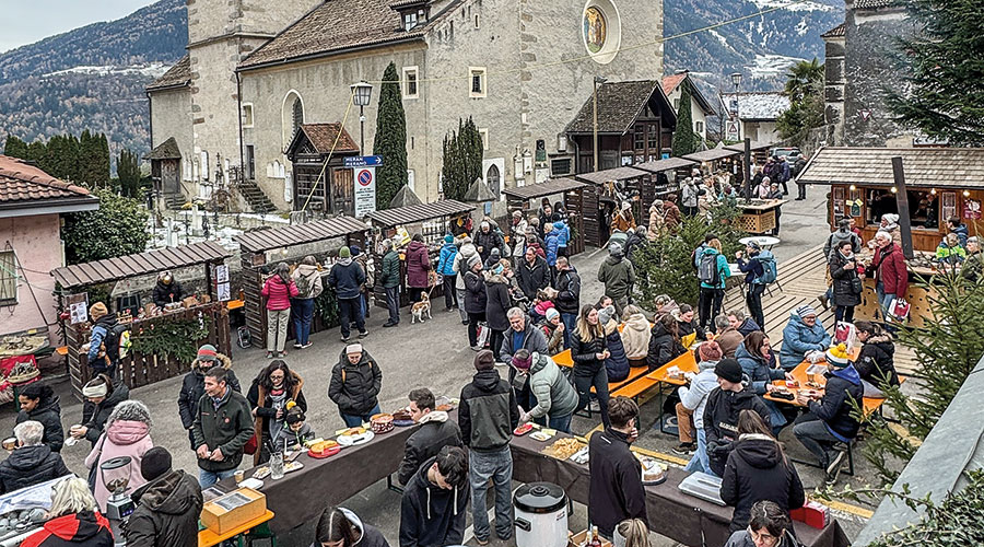 Partschins hat zum kleinen und feinen Adventsmarktl auf den Kirchplatz geladen 