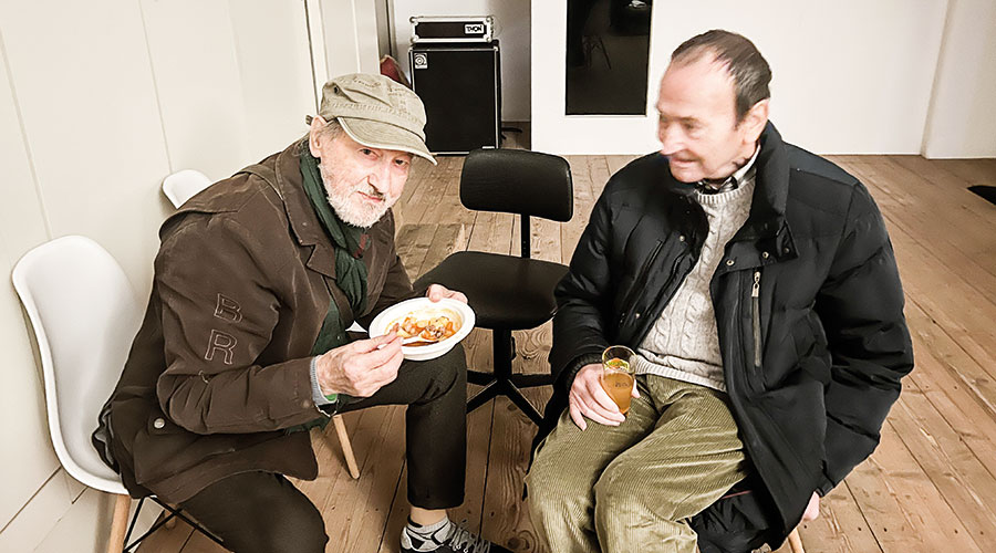 Kurt Hofer und Hansjörg Waldner beim Imbiss