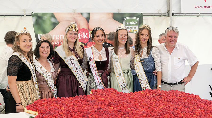Südtiroler Königinnen vor dem Tortenanschnitt. V. l.: Doris Höller (Honigkönigin), Jana Varesco (Rosenkönigin), Sara Rabensteiner (Törggelekönigin), Elisa Abart (Erdbeerkönigin), Alexandra Maier (Spargelkönigin), Julia Moosburger (Apfelkönigin) und BM Georg Altstätter