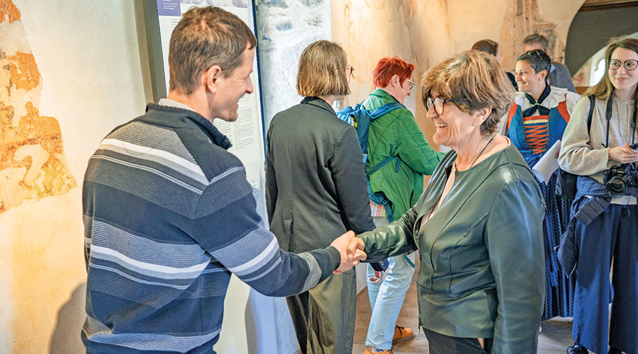 Mit großem Engagement präsentierten Gemeindevertreterinnen und -vertreter gemeinsam mit Vereinen sowie Bürgerinnen und Bürgern ihr Dorf und vermittelten durch persönliche Erzählungen, musikalische Beiträge und lokale Spezialitäten einen authentischen Eindruck vom lebendigen Gemeinschaftsleben in Taufers im Münstertal.