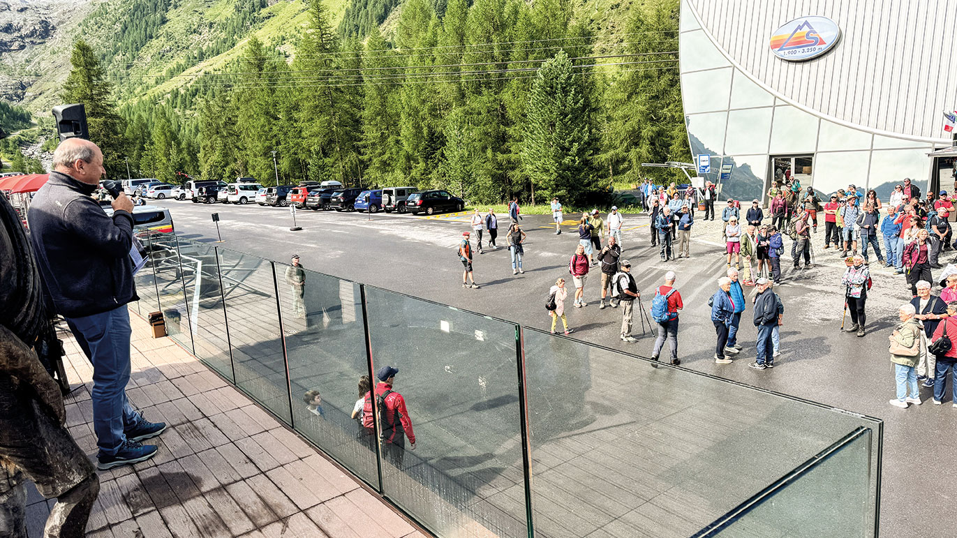 Der Präsident der Seilbahnen Sulden Erich Pfeifer teilte den Gästen mit, dass Reinhold  und Diane Messner heuer zum ersten Mal beim Yakauftrieb nicht dabei sein können