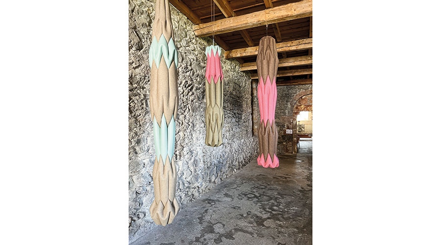 Die Installation aus Filz von Antoinette Bader in St. Johann