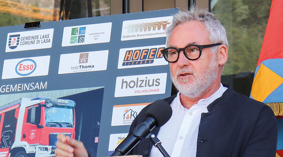 « Der Bau aus grün eingefärbtem Dämmbeton vereint die funktionalen Anforderungen der Freiwilligen Feuerwehr mit einer prägnanten gestalterischen Haltung. Architekt Roland Baldi
