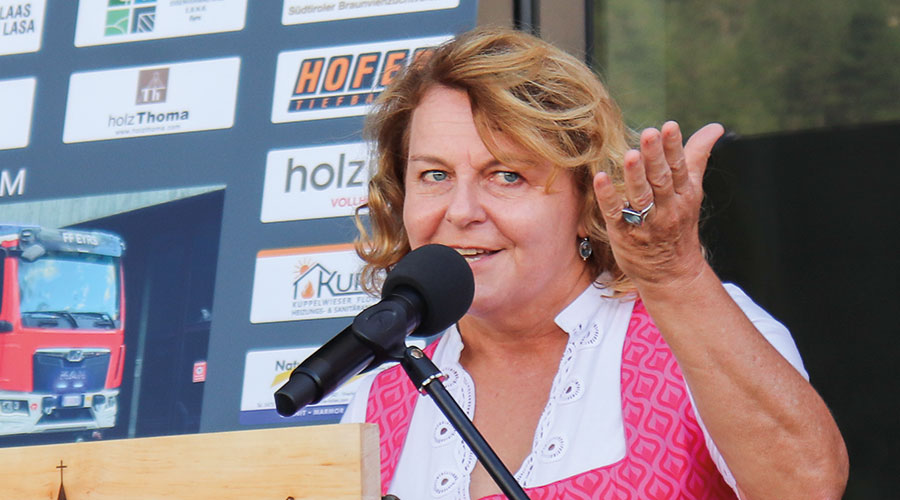 « Es braucht Gebäude und Geräte, vor allem aber braucht es die Feuerwehrfrauen und -männer, die rennen, wenn der Piepser abgeht. Landeshauptmann-Stellvertreterin Rosmarie Pamer