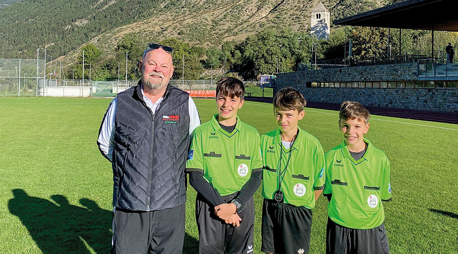 v. l.  Schiedsrichterchef  Johann Messmer, Rafael Attardi, Laurin Muther und Gabriel Attardi