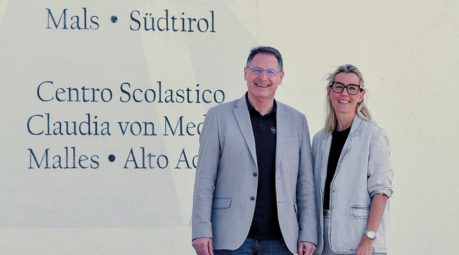 Werner Oberthaler, Direktor des Oberschulzentrums Mals und Evi Hilpold, Geschäftsführerin der Südtiroler Sporthilfe freuen sich über die Fortführung der Zusammenarbeit. 