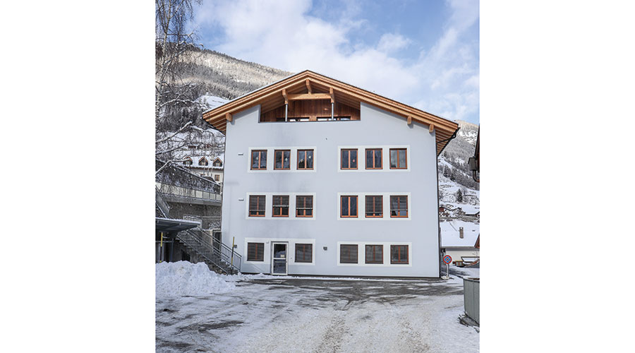 Das sanierte und erweiterte Kindergarten- und Schulgebäude in Martell Dorf blieb in seinem Charakter bestehen. „Die größte Herausforderung war die Kombination aus Kernsanierung und Neubau“, sagt Valerian Linser vom Generalunternehmen Baumänner. 