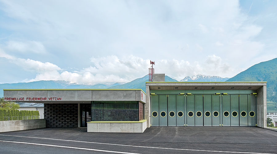 Neue Feuerwehrhalle Vetzan von der Arbeitsgemeinschaft um Architekt Lukas Wielander, Martin Trebo, Martin Egger und Manfred Mayr. Jury-Statement: „Die neue Feuerwehrhalle in Vetzan überzeugt durch ihre konsequente Einfachheit und eine hohe Sorgfalt im Detail....Die durchgängige Palette reicht bis in die kleinsten Bauteile und tritt in einen bewussten Dialog mit den funktionalen Elementen des Feuerwehrbetriebs.“ Foto: Renè Riller