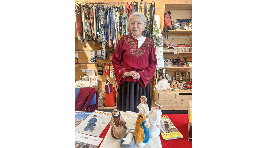 Margret Bergmann mit den gehäkelten Krippenfiguren aus Afghanistan