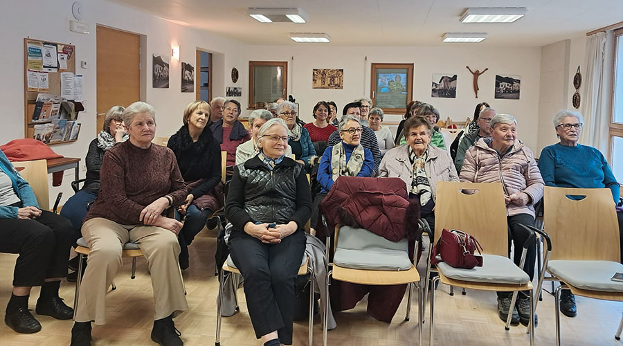 Interessierte Zuhörerinnen und Zuhörer beim Vortrag im KVW-Raum