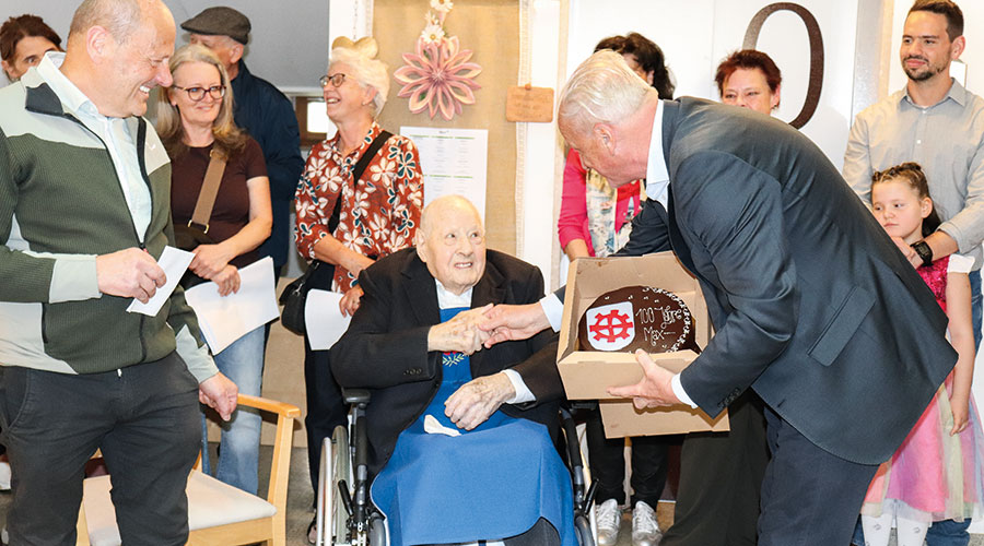 Er nahm die Glückwünsche zahlreicher Gratulanten entgegen 