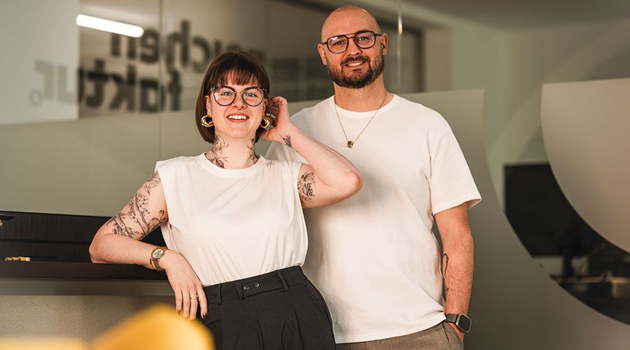 Elena Laimer und  Manuel Pazeller  in ihrem Büro in Mals