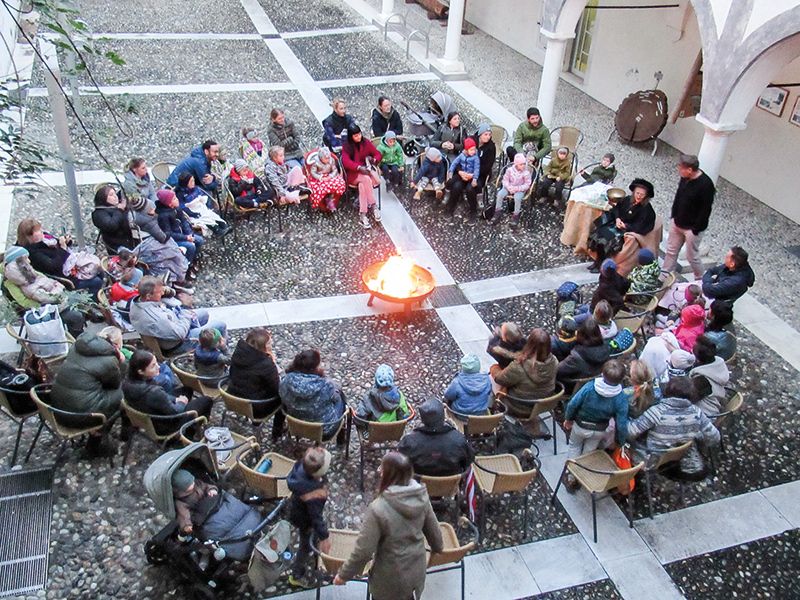 Am Lagerfeuer im Innenhof der Bibliothek wurden Märchen vorgelesen und erzählt. Organisiert wurde der Märchenherbst vom Bildungsausschuss, der Bibliothek, dem Kulturhaus, Marketing Schlanders in Zusammenarbeit mit der Grundschule, ELKI, VKE und JUZE Schlanders