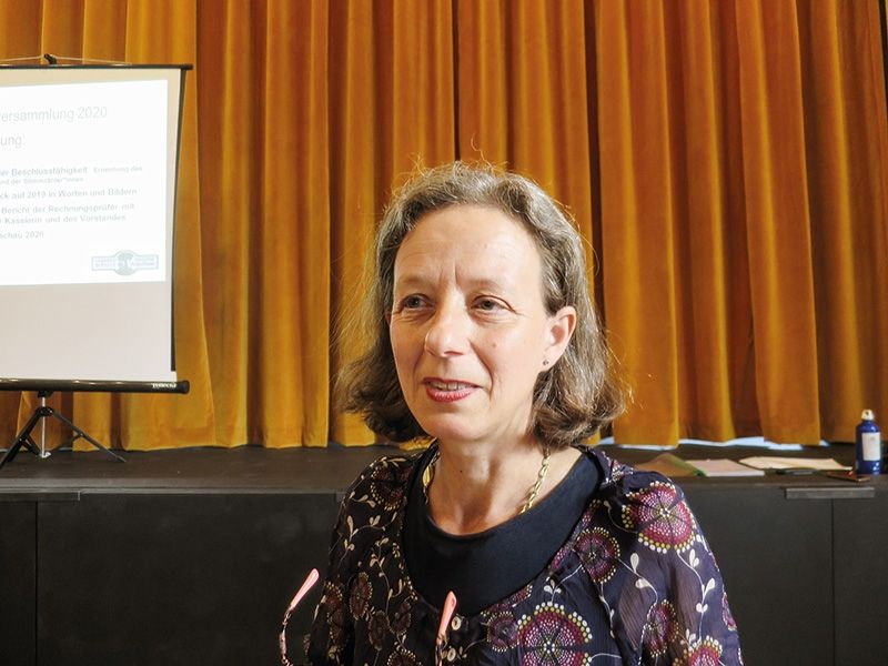 Nach einer langen Pause durch das Coronavirus, lud Ingrid Karlegger, die Vorsitzende der Umweltschutzgruppe Vinschgau am 3. Juni zur Vollversammlung ins Kulturhaus von Mals. Neben einigen Mitgliedern der Umweltschutzgruppe waren auch Franz Fliri, der Bezirksobmann vom Heimatpflegeverband und Hanspeter Staffler, der Abgeordnete der Grünen, anwesend