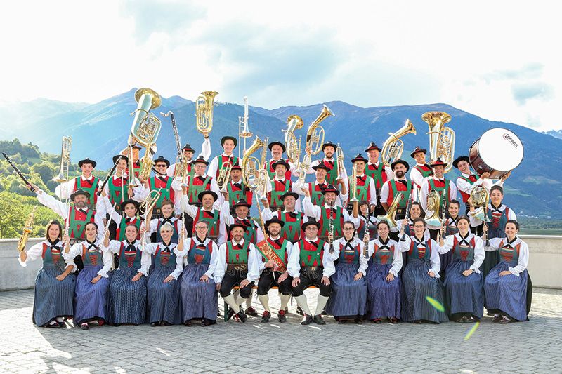 Instrumente hoch zum Musikantengruß! Die MK Tschengls im Jubiläumsjahr Foto Elmar Brunner
