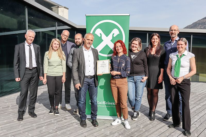  v. l. Werner Platzer (Direktor der Raika Prad-Taufers), Jasmin Perkmann, Arthur Blaas (Verwaltungsrat), Arno Rainer, Karlheinz Kuntner (Obmann), Sonja Abrate (Ökoinstitut), Nicole De Bartolomeis, Angelika Oberhofer und Günther Schweigkofler (beide Südtiroler Raiffeisenverband) und Brigitte Angerer