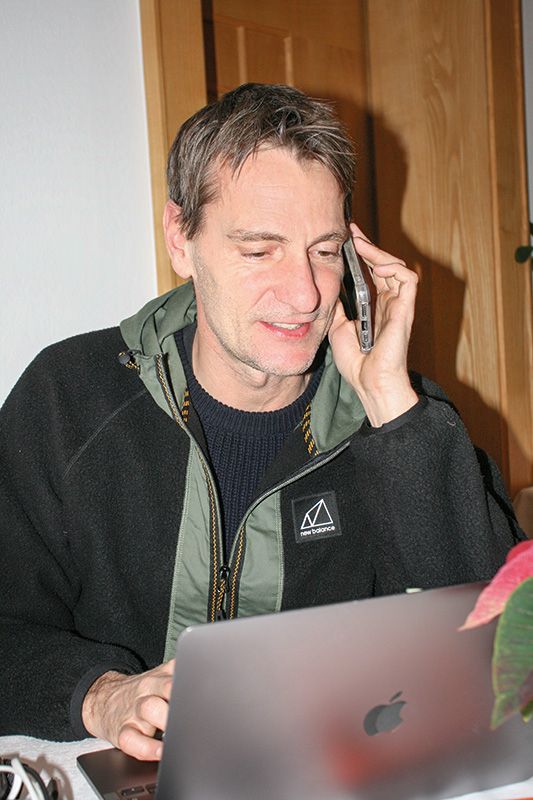 Markus Pritzi, geb. 1977, aufgewachsen in Tartsch bei Mals. Er wohnt in Paris, bereist die Welt mit Kamera und Computer. Er hat immer alle Hände voll zu tun. Mit seinen Vinschger Wurzeln ist er eng verbunden geblieben.