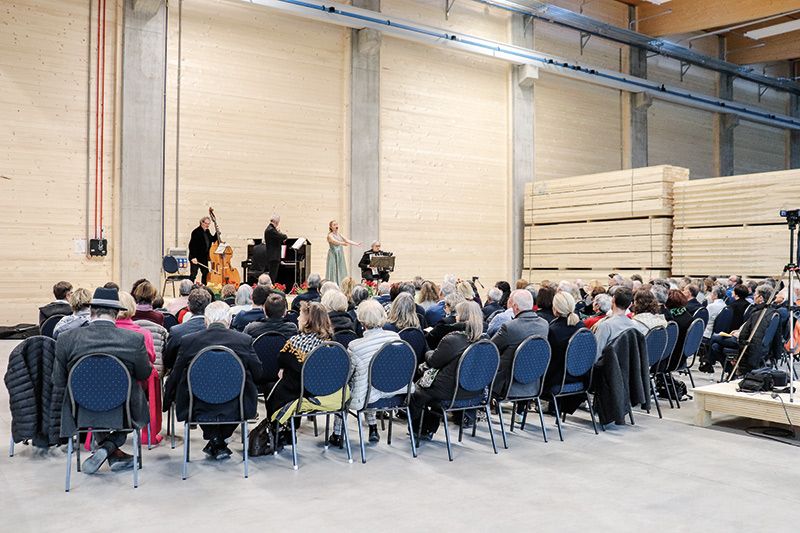 Wo sonst Holz die Hauptrolle spielt, übernahmen Musik, Gesang und Tanz den Abend