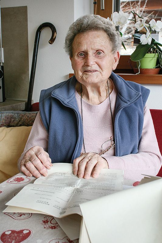 Paula Wielander Zanella, Jg. 1933, Mals. Sie hat viele Dokumente aus ihrer Zeit als Lehrerin und als Postangestellte aufbewahrt. Bei deren Durchsicht werden Erinnerungen an Begebenheiten wach, von denen sie gerne erzählt.