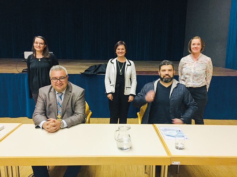 Der vorläufige Gemeindeausschuss der Marktgemeinde Schlanders hinten v.l.: Maria Pilser, Monika Wielander und Christine Kaserer; vorne BM Dieter Pinggera und VizeBM Manuel Trojer