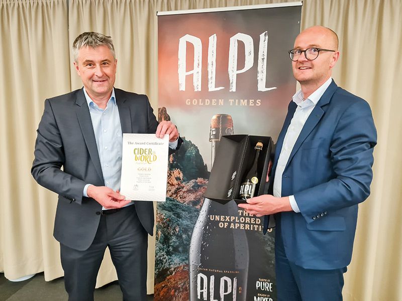 Obmann Johannes Runggaldier und Direktor Christoph Tappeiner mit dem Alpl.