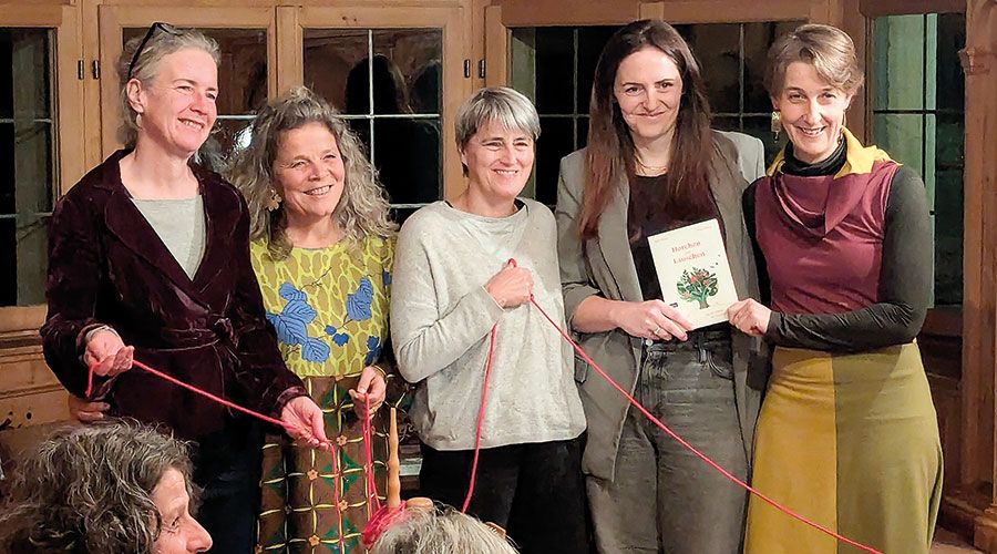 Am Buch über die drei Madln waren viele Frauen beteiligt. Von links Irene Hager, Heidi Clementi, Eva Simeaner (Verlag), Vera Schwarz (Illustrationen) und Brigitte Knapp.