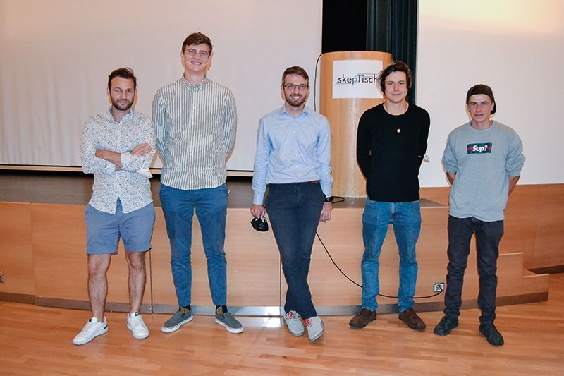 SkepTisch will weiterhin Daten und Fakten unter die Leute bringen. Von links David Frank, Mathias Lechthaler, Redner David Gruber, Moderator Damian Eberhöfer, Marian Eberhöfer