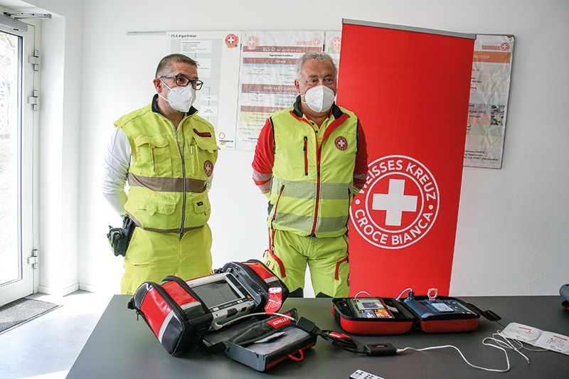 v.l. Toni Spiess, Ausbilder und Praxisleiter und der Dienstleiter der Sektion Weißes Kreuz Mals Peter Kofler stellen den SchockLink vor