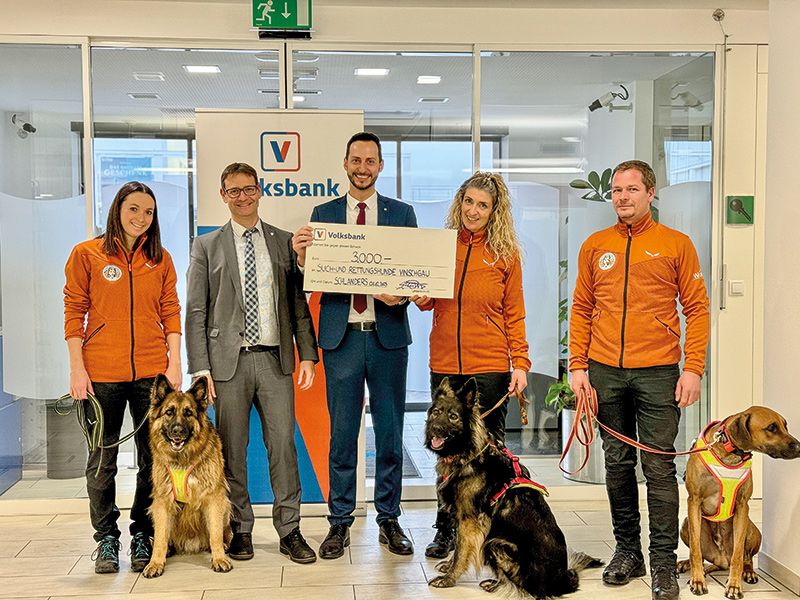 Julia Maria Steiner, Harald Waldner, Stellvertreter der Filiale Schlanders, Stefan Dietl, Filialleiter Schlanders, Christine Obkircher und Thomas Strobl