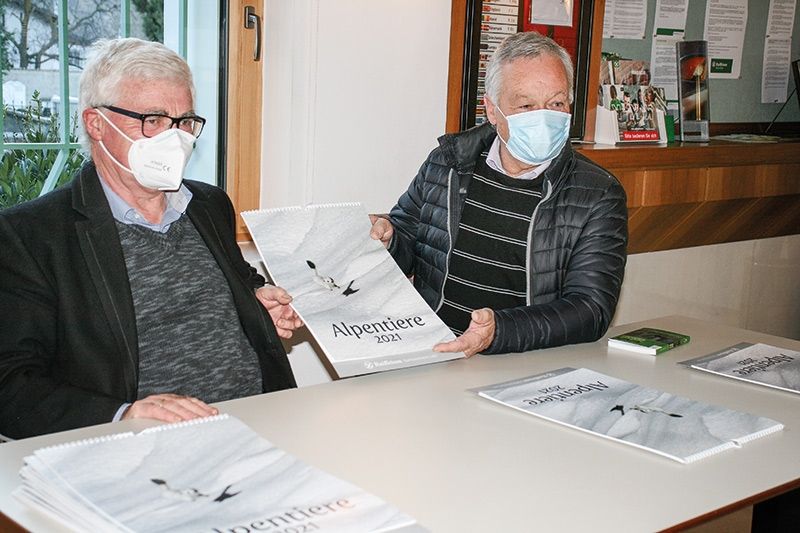 Der Autor Wolfgang Platter und Obmann der Raiffeisenkasse Laas Johann Spechtenhauser stellen den Kalender 2021 vor