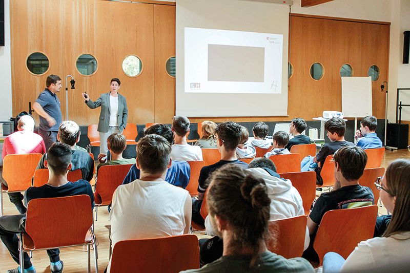 v. l: Ulrich Ebensberger und Evi Atz stellen den Jugendlichen der MS Prad verschiedene Berufe vor – Foto © lvh.apa