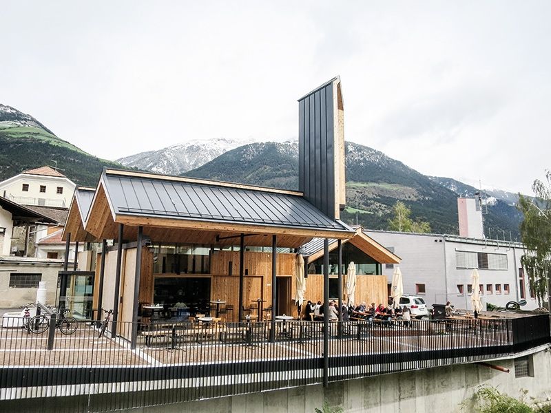 Beim diesjährigen Tag der Architektur organisierten die beiden Architektinnen Julia Pircher und Sylvia Dell’Agnolo eine Wanderung von Kortsch nach Göflan und Schlanders. Private und öffentliche Bauten, wie das neue Gasthaus in Göflan „Am Platzl“ wurden besichtigt.