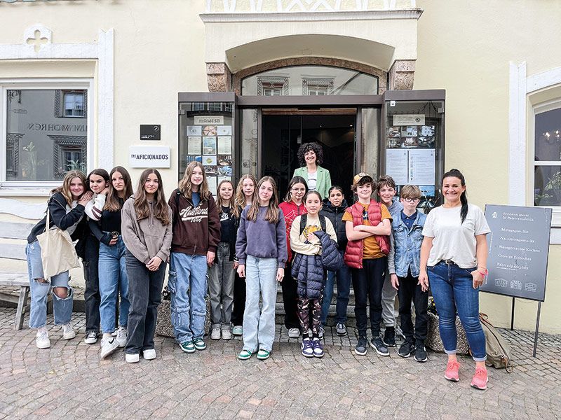 Die Schülerinnen und Schüler der Mittelschule Laas gemeinsam mit Inhaberin Mara Theiner vor dem Hotel „Weißes Kreuz“ in Burgeis.