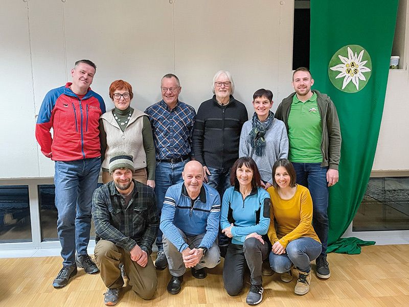 In Zukunft leitet dieser Vorstand mit dem neuen Sektionsleiter Erich Trenkwalder (2. Reihe, 3.v.l.) die Geschicke des AVS Laas. Foto Julia Hauser