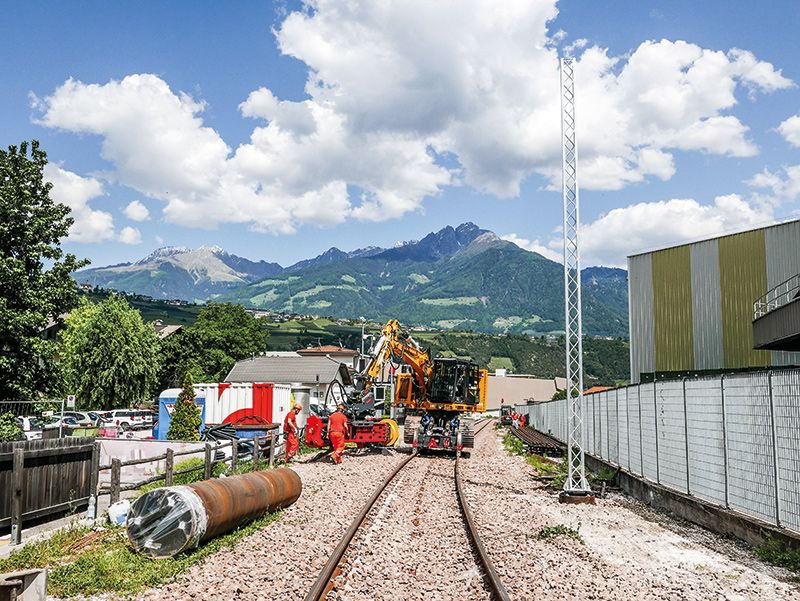 Der erste Masten (im Bild rechts) steht in Algund; links liegt ein Metallrohr, welches bis zu 6 Meter in den Boden gerammt als Fundament für die Masten dient