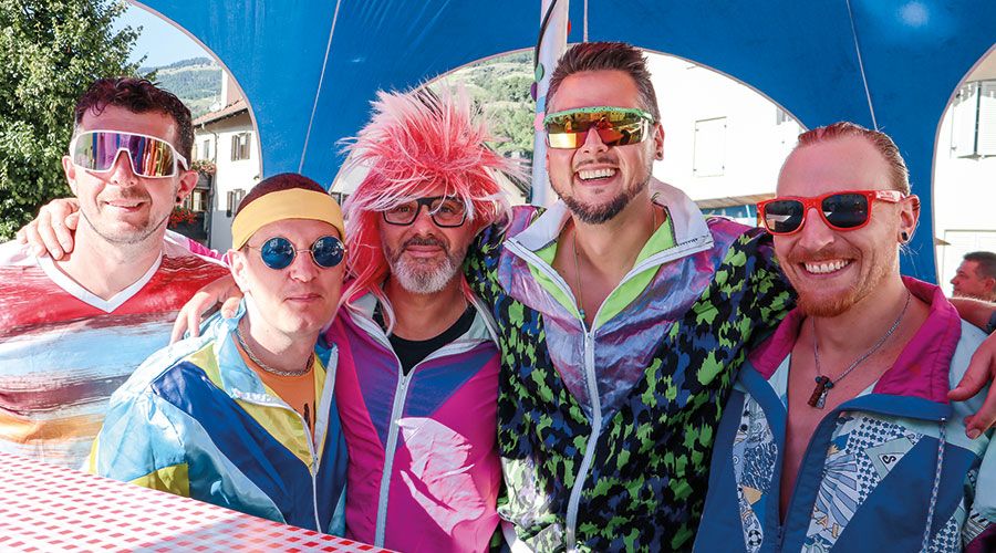 Bar-Männer in buntem Retro Outfit