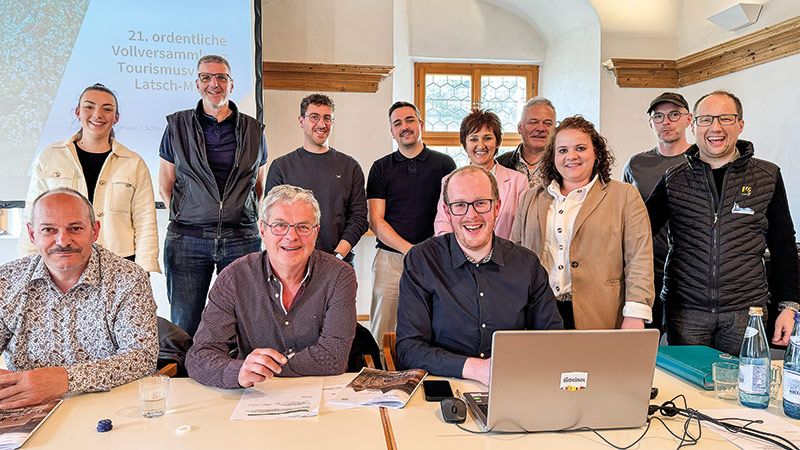 Mit Optimismus geht der TV Latsch in die Zukunft, sitzend v.l.: TV-Vizepräsident Günther Pircher, Präsident Roman Schwienbacher und TV-Direktor David Stocker