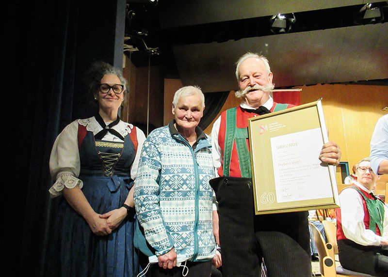 Stimmungsvoll und unterhaltsam war das Frühjahrskonzert der Musikkapelle Prad. Für seine 60jährige Mitgliedschaft erhielt Hubert Veith das Ehrenzeichen in Gold am Bande. V. l.: Kapellmeisterin Verena Tröger, Frieda und Hubert Veith.