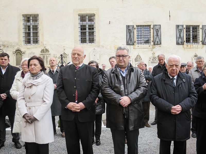 Die Schützen und die SVP Ortsgruppe organisierte die Gedenkfeier in Schlanders. Die Gedenkrede hielt der Alt-LH Luis Durnwalder.