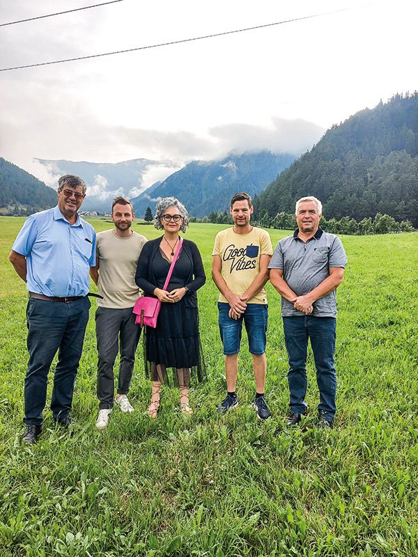 Am Beregnungsprojekt „Obere Malser Haide“ dran v. l.: SVP-Bezirksobmann Albrecht Plangger, David Frank, Verena Tröger, Lukas Punter und Sepp Noggler