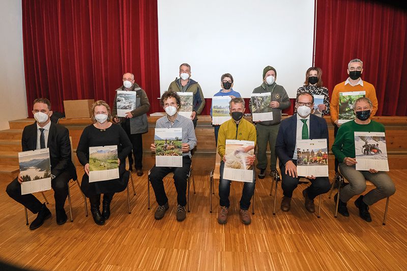Die Vortragenden mit den entsprechenden Monatsblättern: v. v. l.: Markus Moriggl (127 Jahre Genossenschaftsbank), Elisabeth Haid (Milchwirtschaft, Fleisch- und Eierproduktion und Bewirtschaftung der Almen, Hansi Zagler (Landwirtschaftliche Bodennutzung), Günther Angerer (Nachhaltiges Bäckerhandwerk), Gerhard Stecher (Vereinswesen und Ehrenamt), Thöni Wolfgang (Erlebnisschule); h. v. l.: Johann Stecher (Energie), Günther Hohenegger (Jagd und Fischerei), Sabine Prieth (Imkerei im Obervinschgau), Siegfried Plangger (Bewirtschaftung der Wälder), Deborah Zanzotti (Tourismus), und Bürgermeister Franz Prieth mit dem Deckblatt des Kalenders 2022.