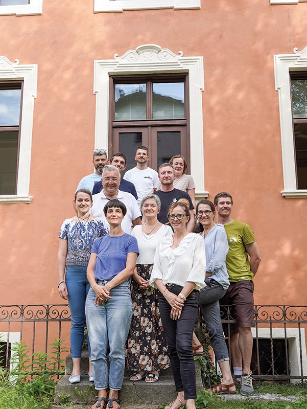 Die Gemeinde Schlanders & Basis vereinbaren die Nutzung der Palazzina Tagliamento für weitere 10 Jahre; v. l.: 1. Reihe: Katrin Gruber, Dunja Tassiello, 2.R. Maria Pilser, Monika Wielander, Gerda Platzgummer, Luca Daprá, 3.R. BM Dieter Pinggera und Hannes Götsch, 4.R. Manuel Trojer, Lukas Tappeiner, Thomas Oberegelsbacher und Christine Kaaserer